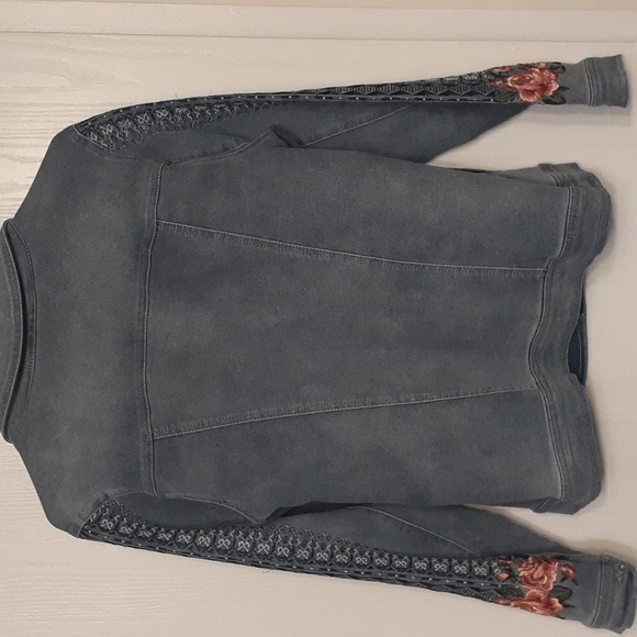 Super cute denim jacket with roses. med. - Picture 6 of 7